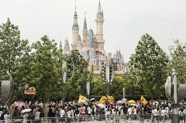 上海迪士尼7年四次涨价，门票最贵要799元，迪斯尼为何这么缺钱？