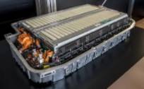 最新款固态锂电池应用到新能源汽车9月底发布、续航里程可达1000公里，固态电池概念股可关注